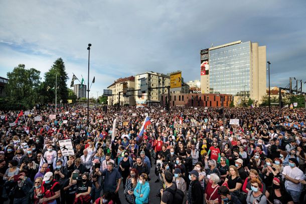 Tisoči protestnikov 