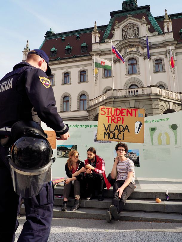 Budni policisti so že pred začetkom protestov popisali vse sumljive osebke, ki so se začeli zbirati pred stavbo ljubljanske univerze
