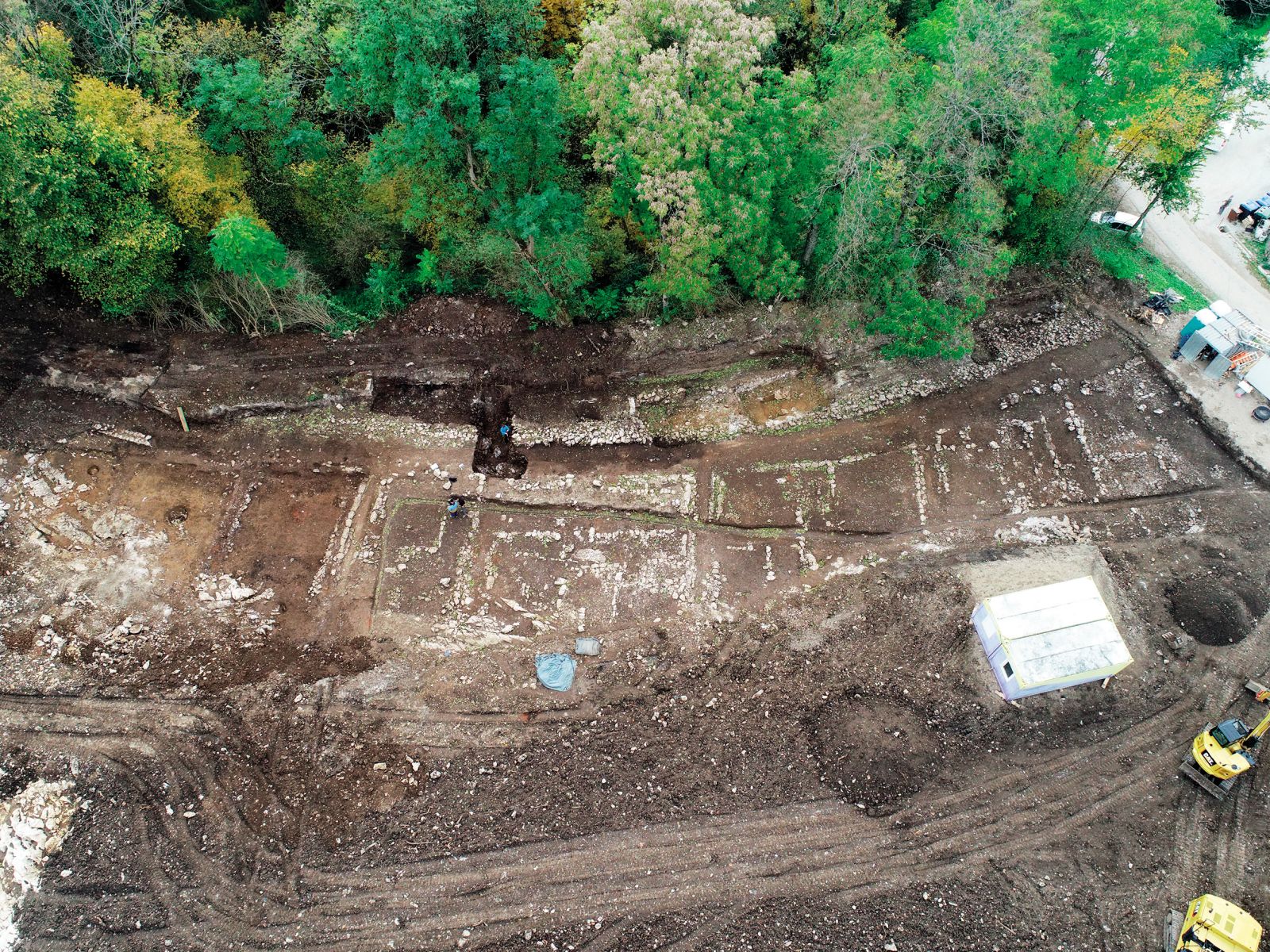 Niz železnodobnih stavb, posnet z letalnikom, s severa 