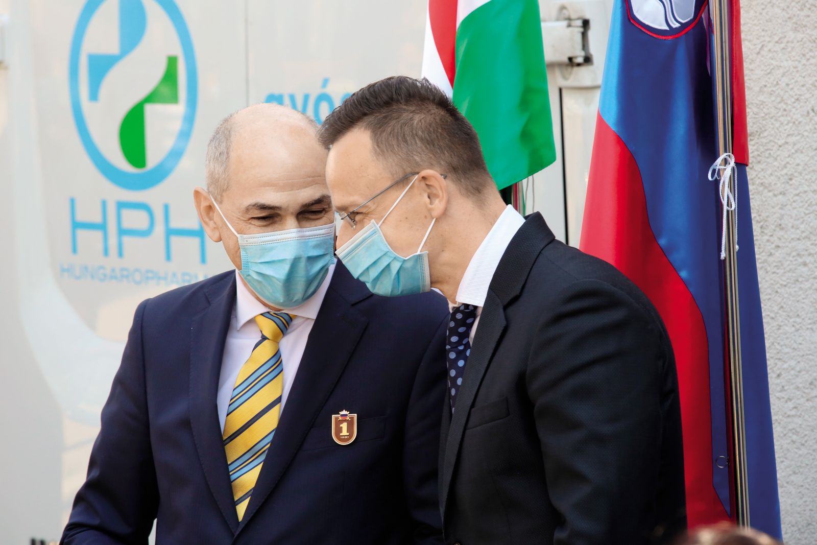 Madžarski zunanji minister Peter Szijarto nam je velikodušno pripeljal bratsko pomoč: 300.000 odmerkov cepiva AstraZeneca