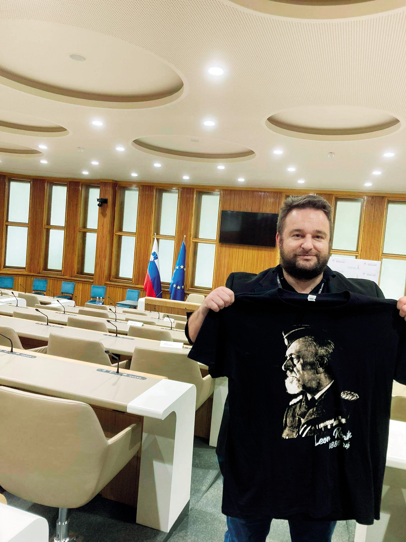 Ernecl pravi, da provocira, a v isti sapi dodaja, da je Leon Rupnik »velika zgodovinska osebnost«