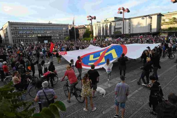 Protestniki z antifašističnim simbolom