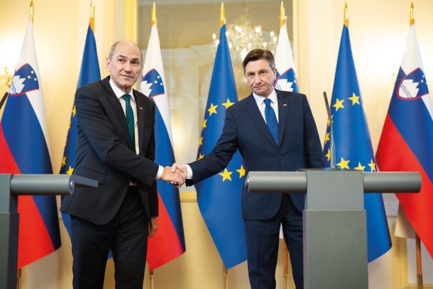 Upravni odbor Društva slovenskih pisateljev v svojem slovitem pismu opozarja, da Janša – ob pomenljivi tišini predsednika Pahorja – državljane Republike Slovenije postavlja »v ponižujoč položaj, pogosto tudi v brezup in sram«