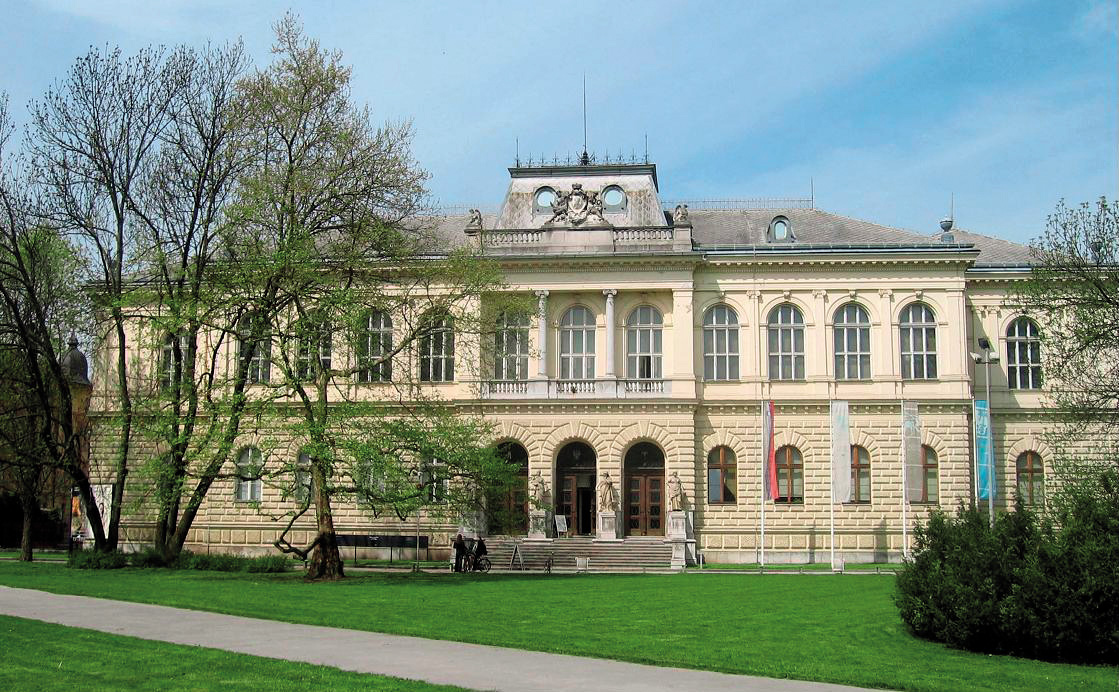Rudolfinum, stavba iz 19. stoletja, kjer trenutno sobivata Prirodoslovni in Narodni muzej Slovenije.