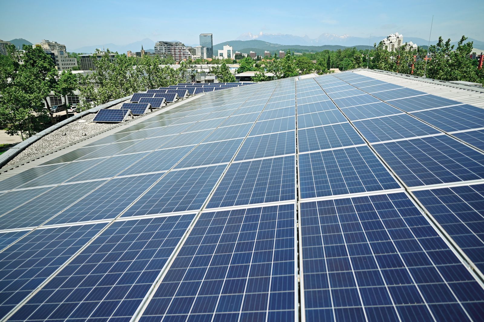 Fotovoltaične sončne elektrarne so vse pogostejše na strehah fakultet in drugih javnih stavb. (na fotografiji streha Fakultete za upravo