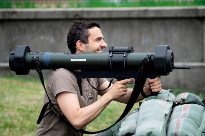 Minister Matej strelja kozle s švedskim protioklepnim raketometom