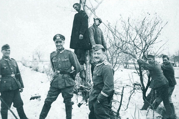 Vojaki nemške nacistične vojske so ruske vojake obešali na drevesa