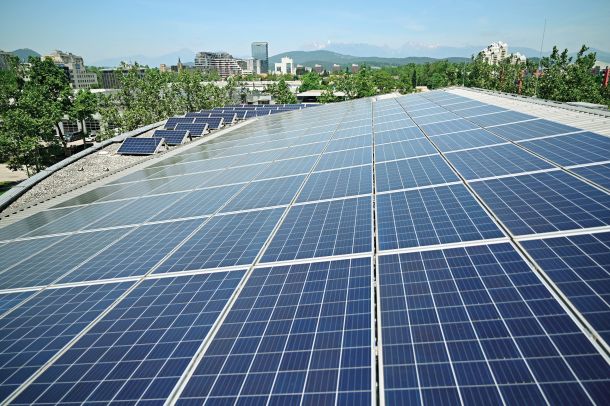 Fotovoltaične sončne elektrarne so vse pogostejše na strehah fakultet in drugih javnih stavb. (na fotografiji streha Fakultete za upravo