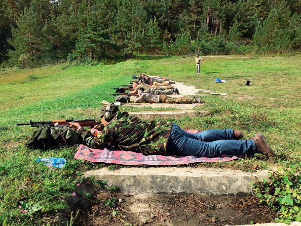 V času, ko vlado vodi osamosvojitveni heroj, se dogaja militarizacija Slovenije