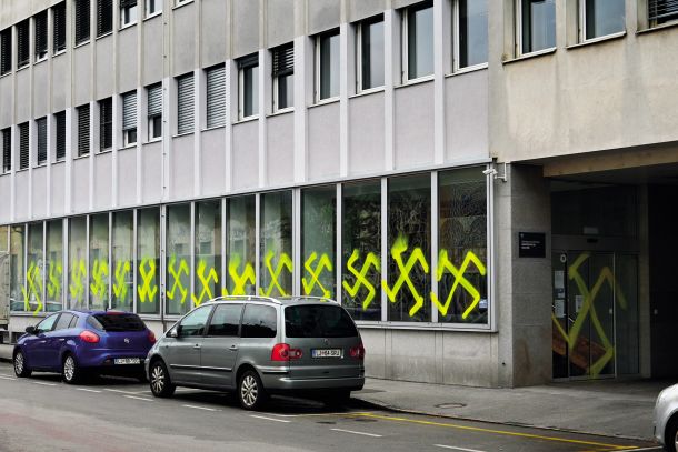 Rumeni kljukasti križi na oknih ministrstva za kulturo