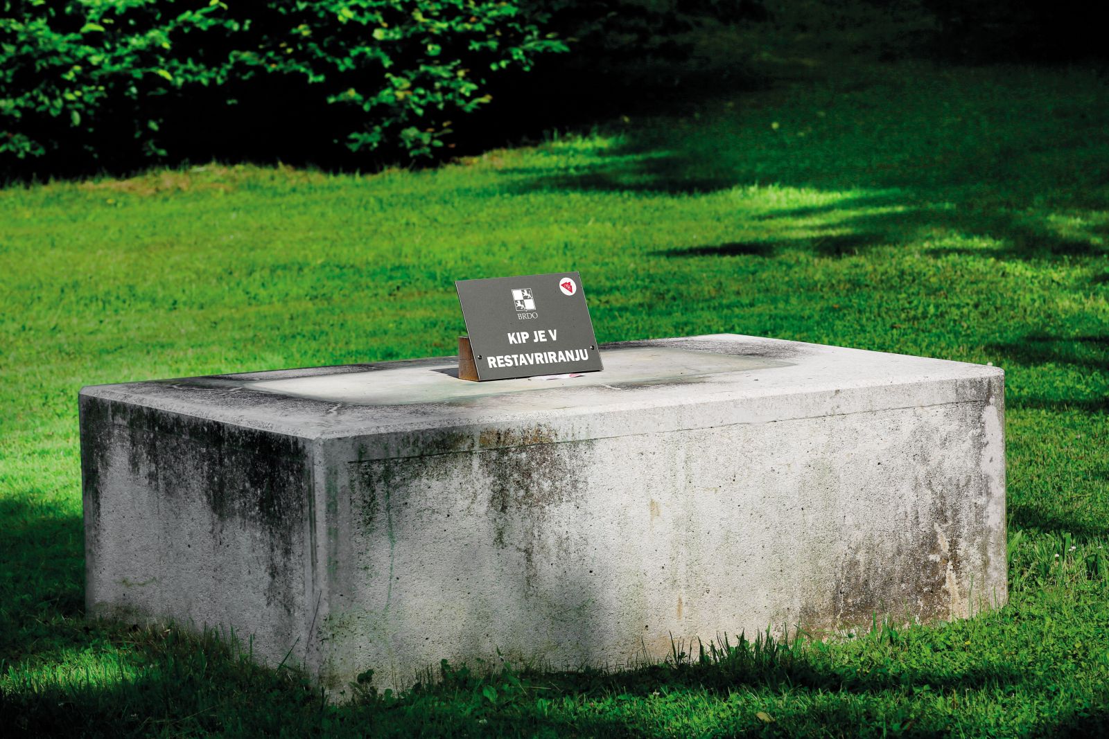 Kjer je bil kip, je le še podstavek, na katerega so v JGZ Brdo po razburjenju javnosti dodali napis, da kip restavrirajo