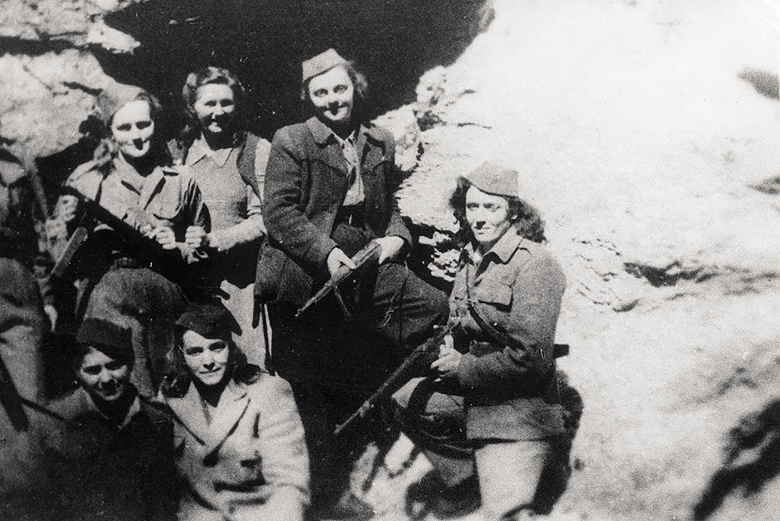 Bolničarke iz znamenite partizanske bolnice Franja v soteski Pasice v Dolenjih Novakih pri Cerknem leta 1944