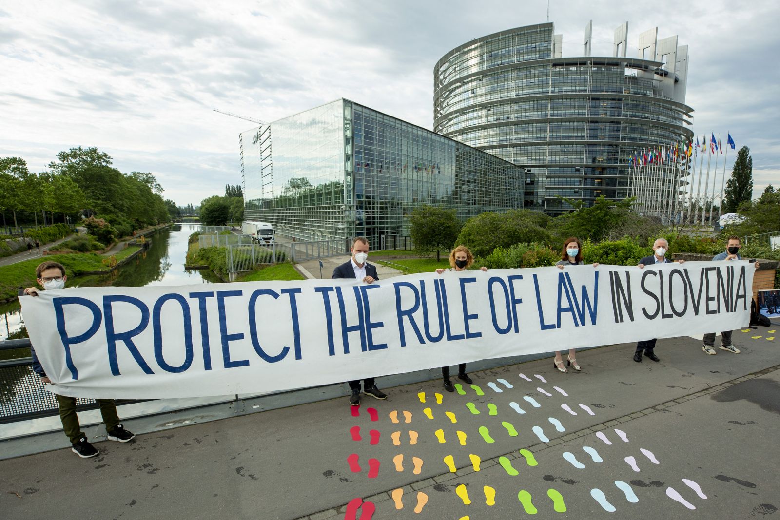 FOTOGALERIJA: Protest proti Janševi vladi tudi v Strasbourgu