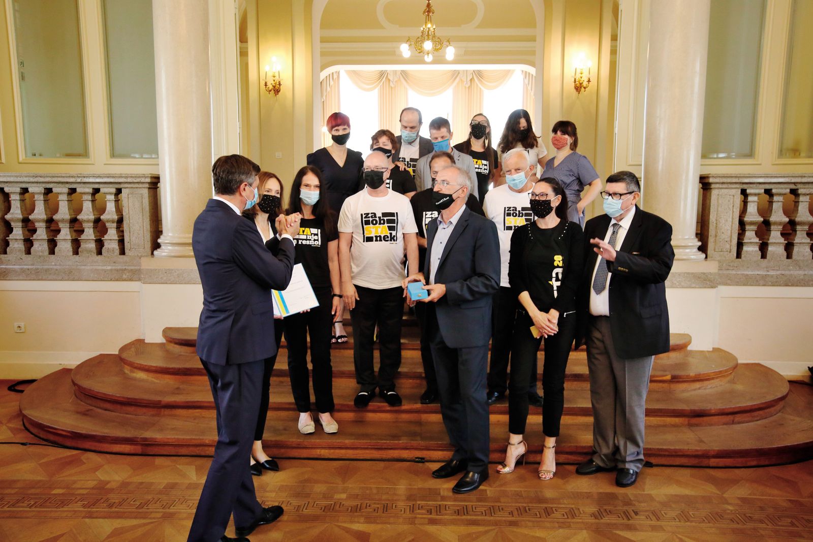 Predsednik Pahor STA ne more pomagati, lahko pa jo odlikuje. | Borut Krajnc