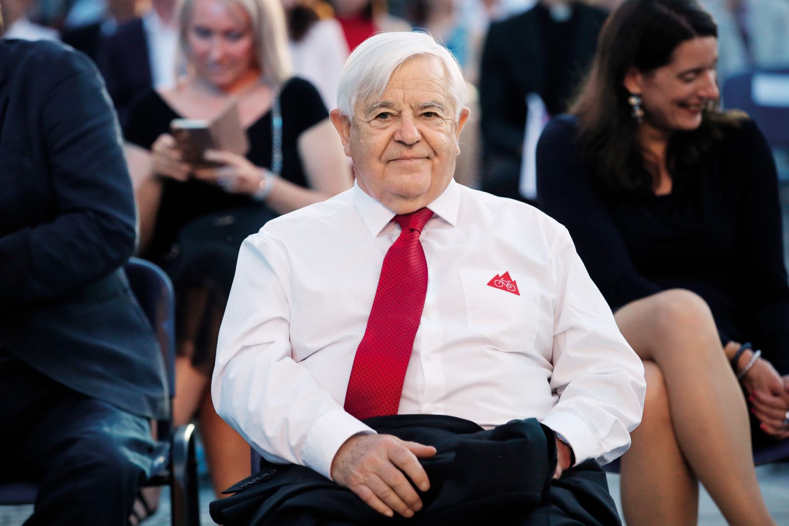 Milan Kučan s simbolom protestov na srčni strani srajce; državna proslava ob dnevu državnosti na Trgu republike. | Borut Krajnc