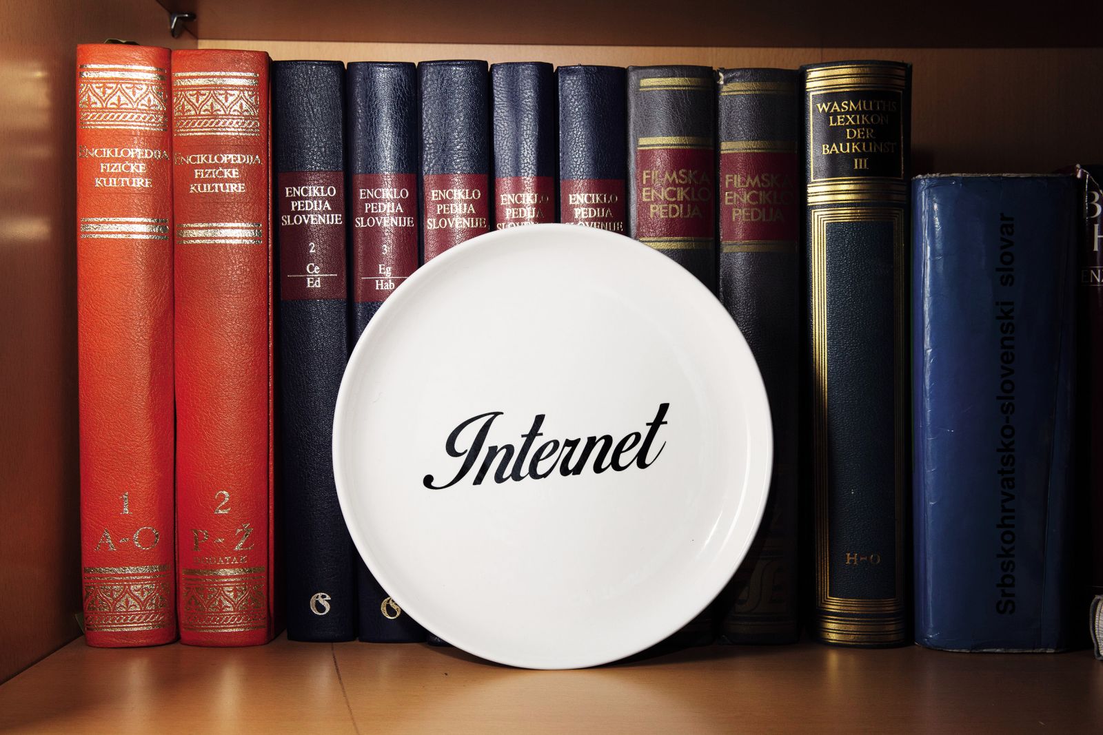 Da bi zlomili internet, vam ni treba imeti najbolj slavne zadnjice na svetu – potrebujete samo krožnik Dorotee Škrabo – Skrabzi z napisom Internet.