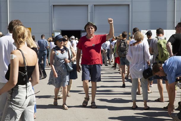 Vrste za referendum na Gospodarskem razstavišču v Ljubljani. Predčasno lahko glasujete še danes in jutri, sicer pa v nedeljo.