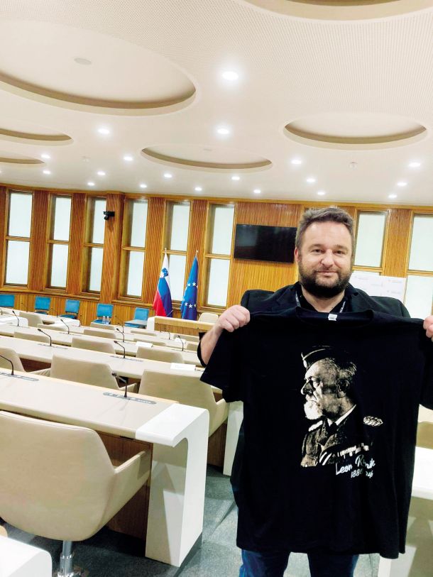 Aleš Ernecl z majico domobranskega poveljnika Leona Rupnika v Državnem svetu
