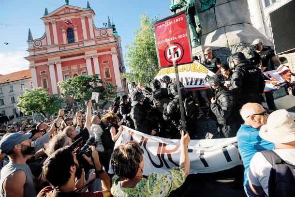 Skoraj spopad med protestniki in črnimi podporniki vlade 