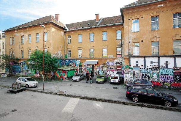 Stavba na Metelkovi 6 v Ljubljani, kjer domujejo številne nevladne organizacije