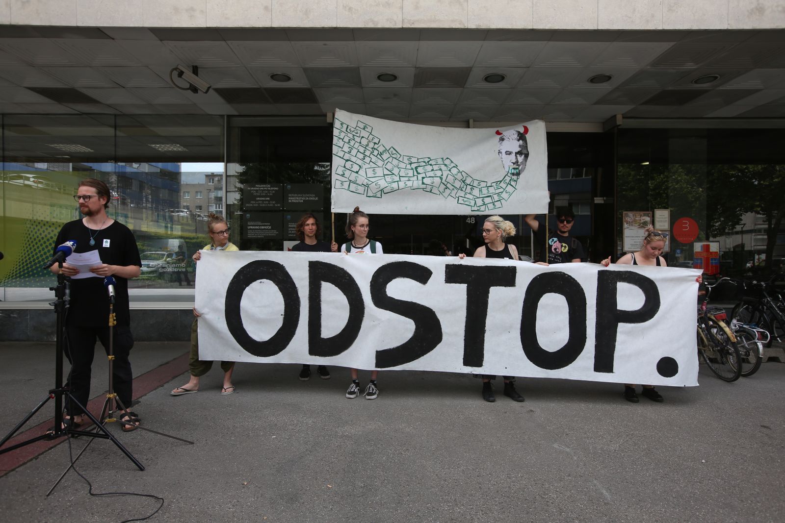 Mladi zahtevajo odstop ministra Vizjaka