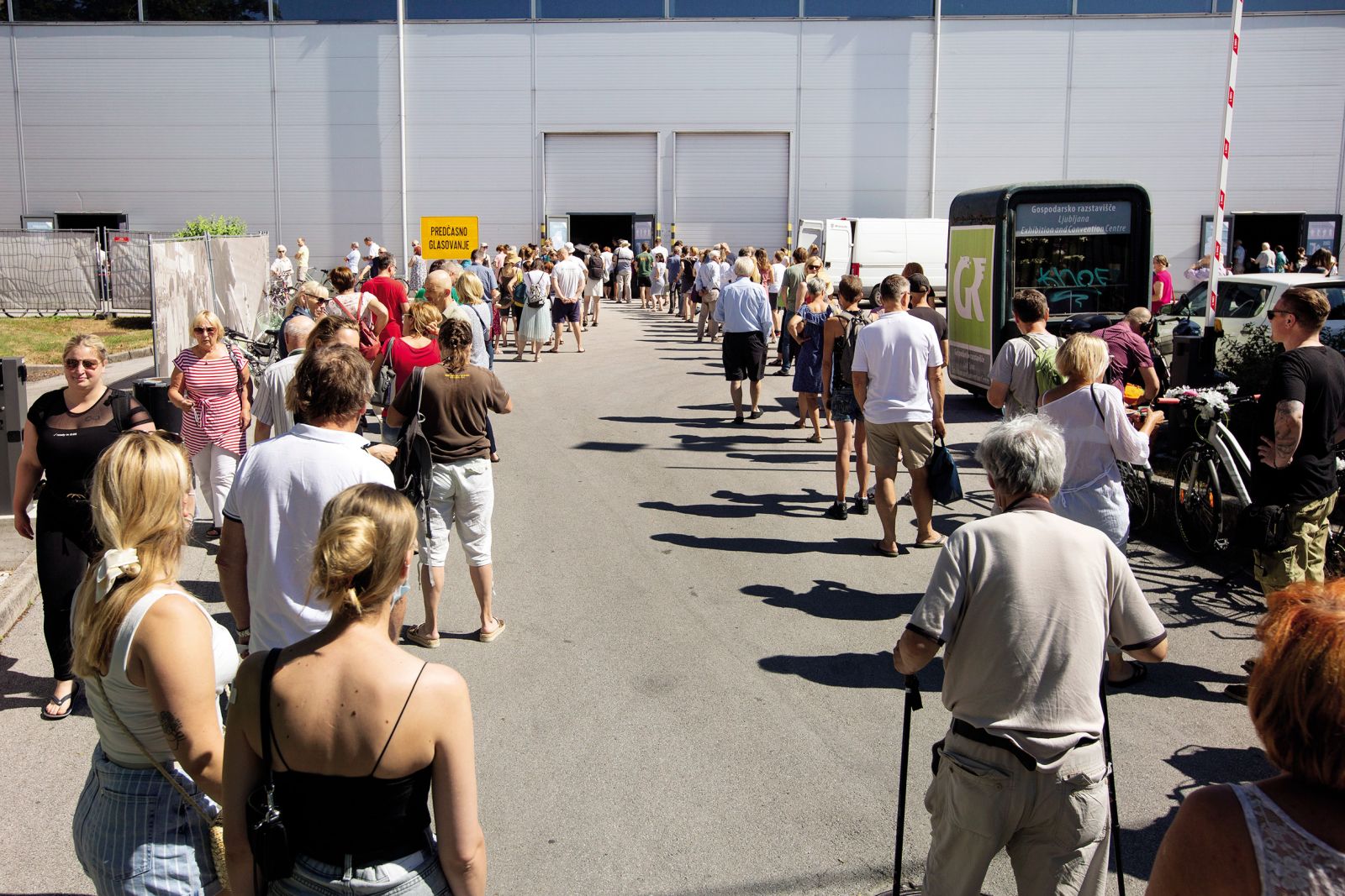 Vrste čakajočih volivcev v Ljubljani