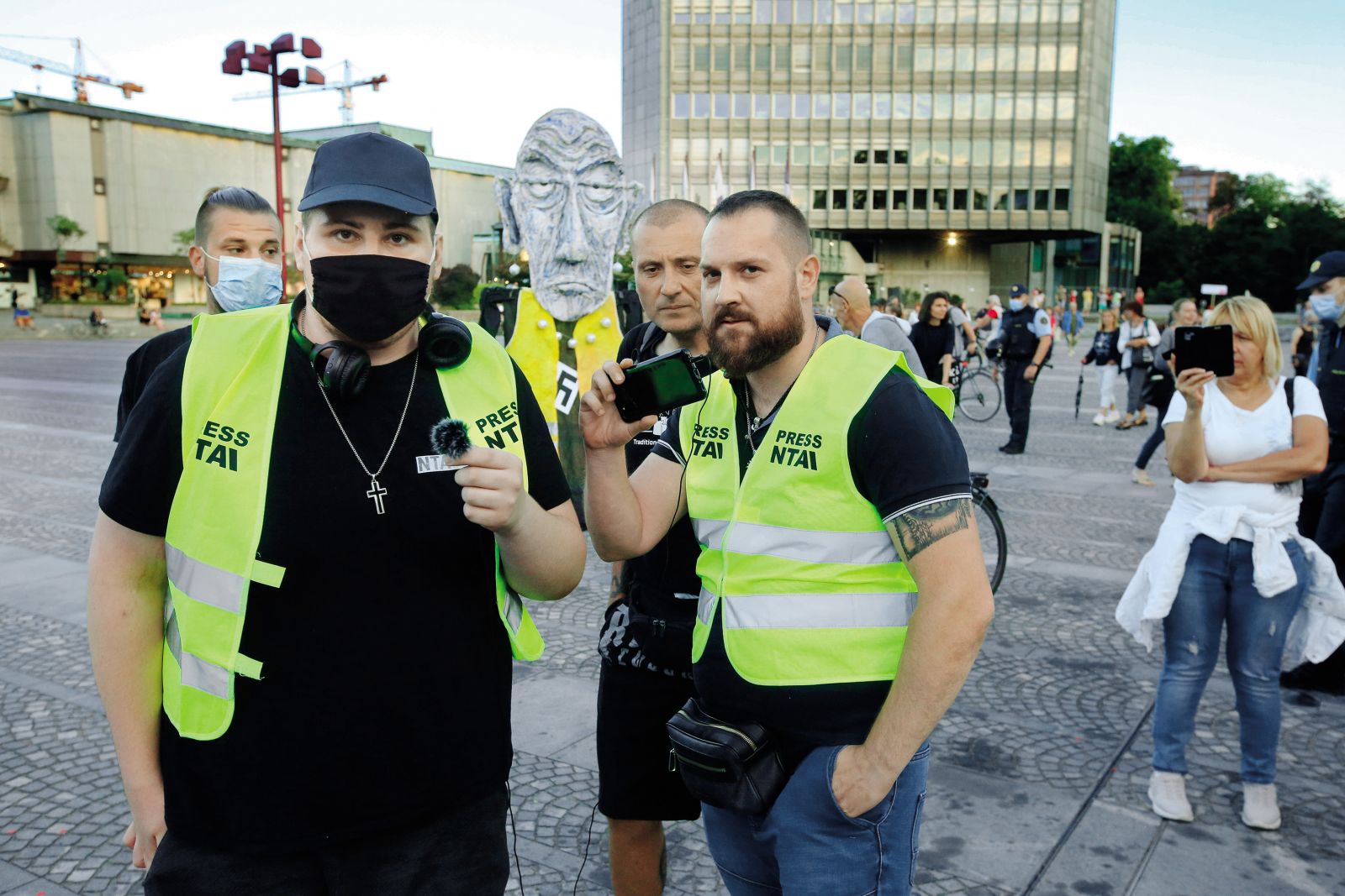 Rumeni jopiči, podporniki vlade v črnem, so na zadnji protest prišli preoblečeni v novinarje Nacionalne tiskovne agencije, po mnenju ustanovitelja edine prave »fašistične« tiskovne agencije. | Borut Krajnc