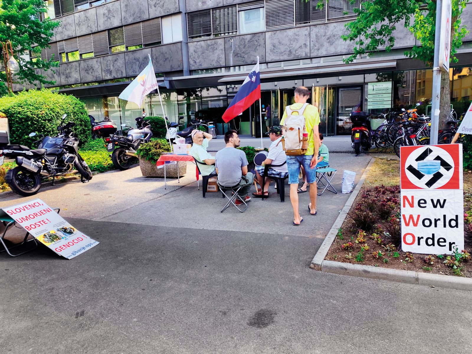 Nasprotniki cepljenja vsak dan zasedejo prostor pred stavbo RTV