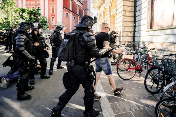 Odstranjevanje neonacistov, ki so zavzeli improvizirani protestniški oder petkovih protivladnih protestov na Prešernovem trgu v Ljubljani, 25. junij. 