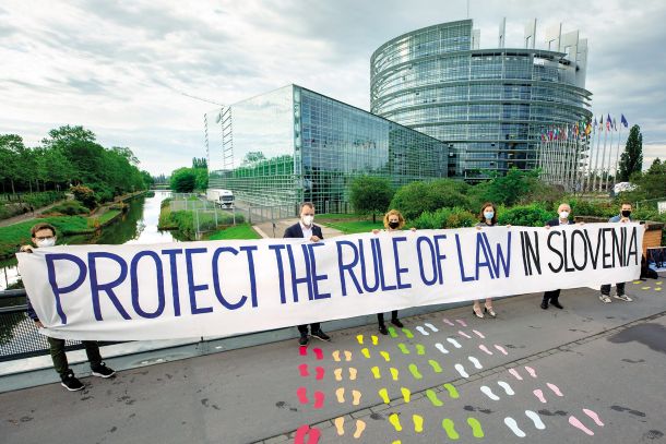 Protest pred stavbo evropskega parlamenta v Strasbourgu ob prihodu Janeza Janše