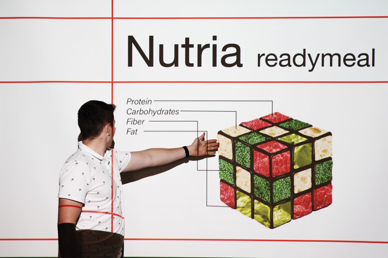 Predstavitev raziskovalnega projekta skupine, ki si zamišlja, da bomo leta 2065 jedli obroke, podobne Rubikovim kockam, ustvarjene s pomočjo 3D-tiskalnika in bioreaktorja.