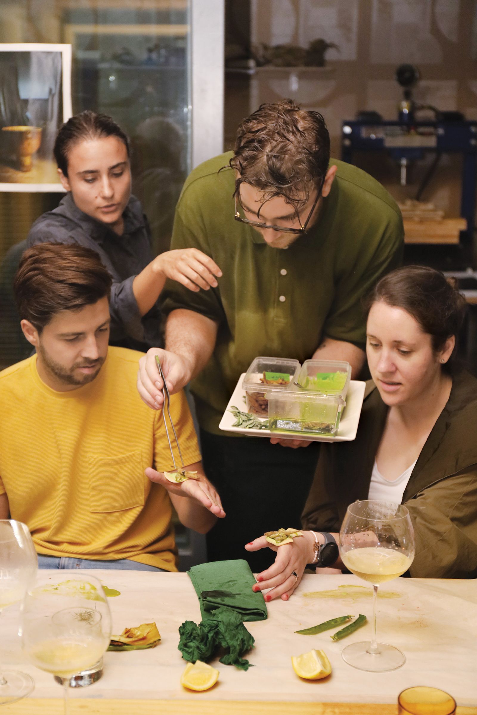 Na predvečer poletne šole je organizatorjem večerjo postregla Giulia Soldati, raziskovalka kulinarike, ki pri gurmanskih izkušnjah zagovarja pomembnost vloge tipanja hrane.