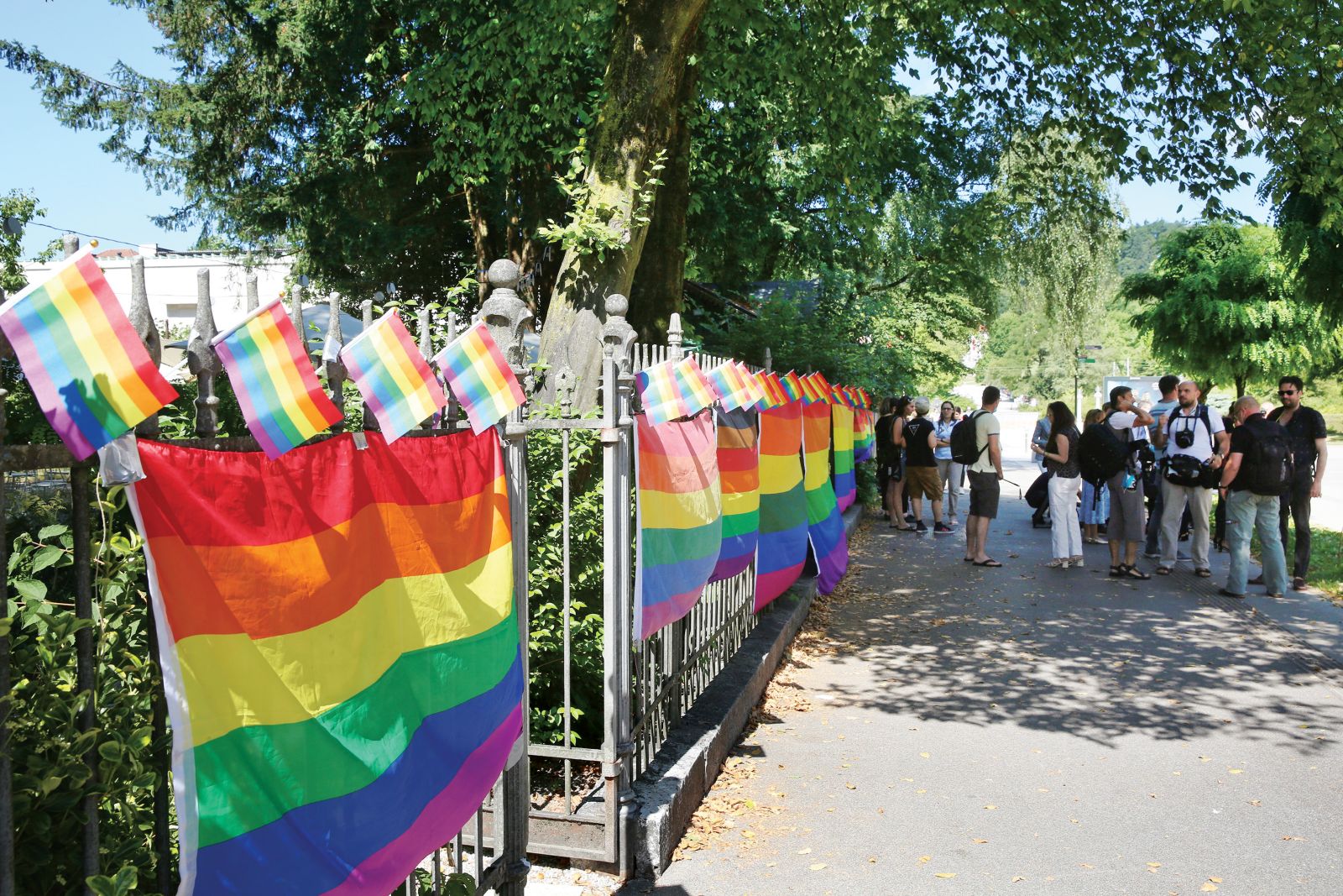 Društvo Legebitra je ob obisku predsednikov vlade držav Višegrajske skupnosti pripravilo protest in posebno izjavo. Med drugim so zapisali, da se je Janez Janša »v preteklosti že večkrat postavil na stran nasprotnic_kov enakih človekovih pravic LGBTI-oseb in celo dejal, da je madžarski zakon lahko vzor drugim državam«.