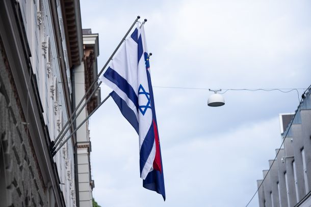 Izraelska zastava, izobešena na poslopju stavbe slovenske vlade