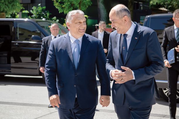 Janša, Orbán in drugi se niso dali motiti. V ozadju fotografije mavrične zastave na ograji, ki je v neposredni bližini Narodne galerije, kjer je potekalo srečanje predsednikov vlade Češke, Slovaške, Madžarske, Poljske in Slovenije 