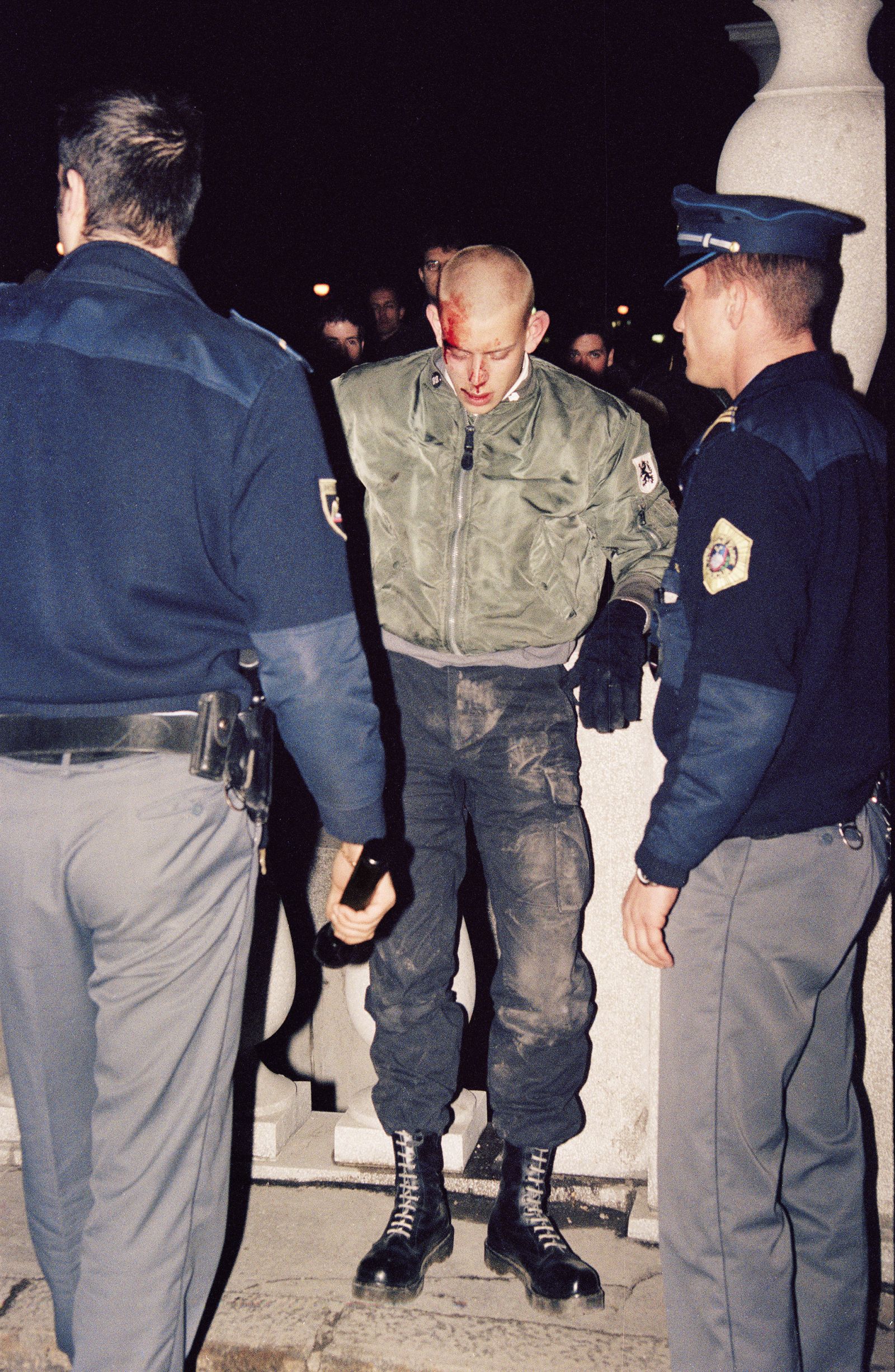Pretepeni neonacist na Tromostovju v Ljubljani februarja 2000. 