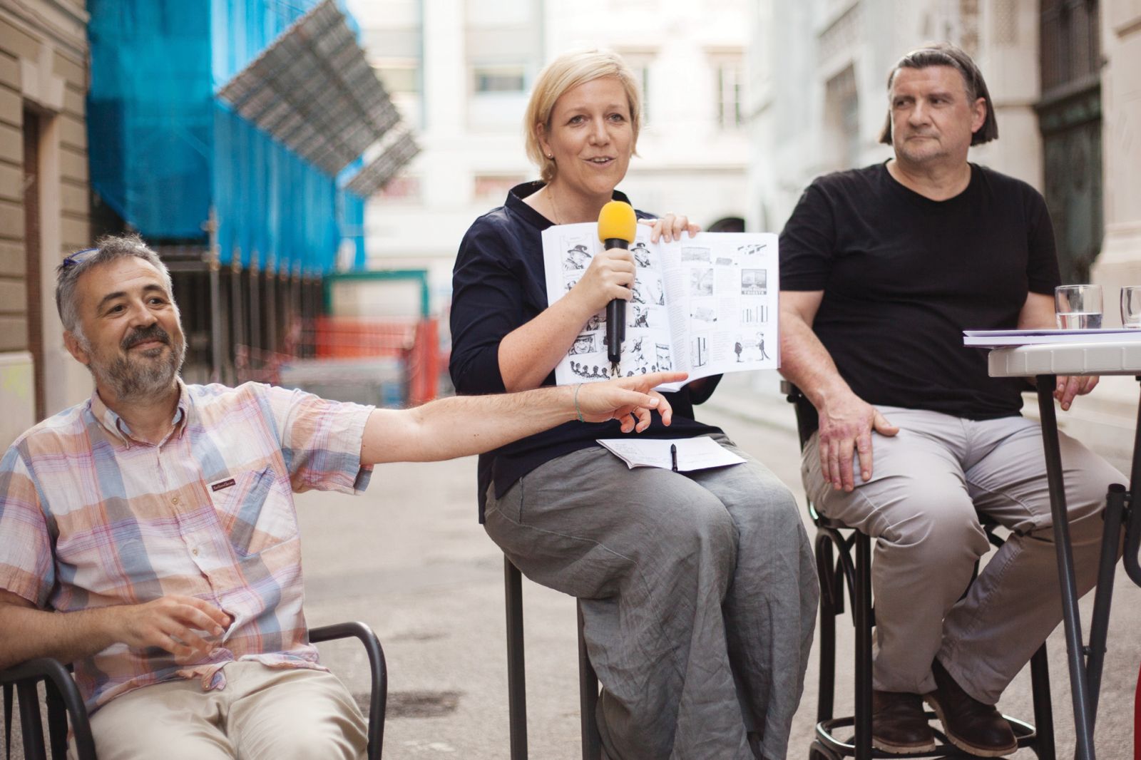 Premierna predstavitev italijanskega prevoda stripa Črni plamen (La fiamma nera) pred tržaško kavarno San Marco | Thomas Lenardi