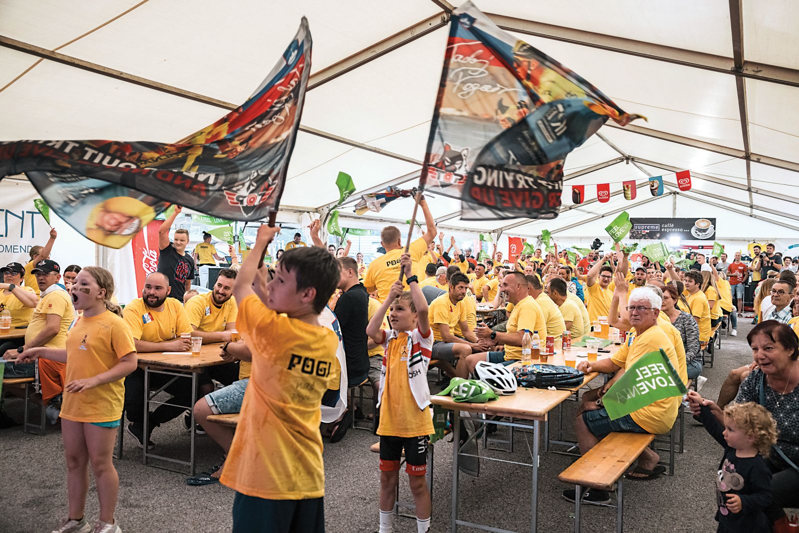 Javno spremljanje zadnje etape Tour de France 2021 in praznovanje druge zaporedne zmage Tadeja Pogačarja v njegovi domači Komendi | Luka Dakskobler