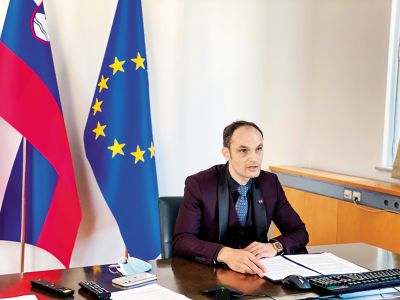 Zunanji minister Anže Logar v ljubljanski noši iz 19. stoletja