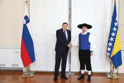 Slovenski veleposlanik Damijan Sedar v koroški noši in predsedujoči bosanskemu predsedstvu Milorad Dodik julija letos