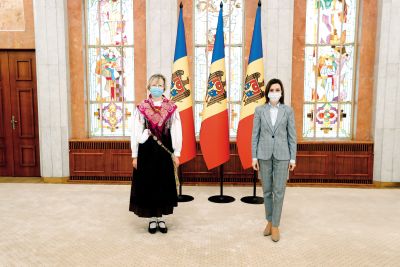 Slovenska veleposlanica  Lea Stančič v kranjski noši in moldavska predsednica Maia Sandu aprila letos