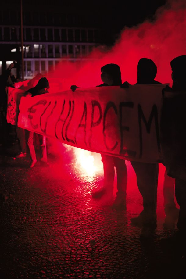 Neonacisti so se 30. novembra 2012 pomešali med mirne protivladne protestnike v Ljubljani in zanetili najhujše ulične izgrede v zgodovini samostojne Slovenije. 