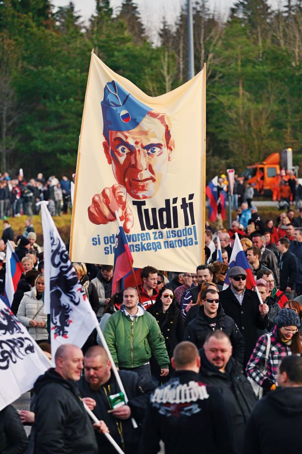 Protimigrantski protest v Šenčurju 20. februarja 2016, ki so se ga udeležili tudi neonacisti. 