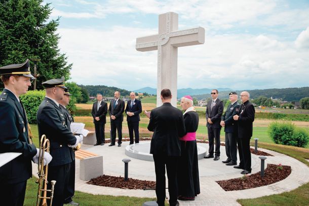 Veliki križ, spomenik, ki ga je pomagala zgraditi tudi Slovenska vojska 