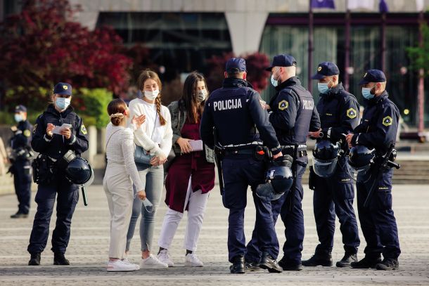 Akcija policistov zaradi domnevno nedovoljenega protestniškega zbiranja na Trgu republike, maj 2021