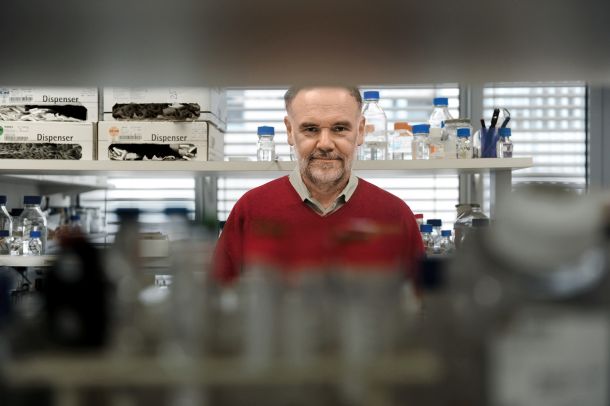 »Pospešek okužb bi najbrž lahko ustavili samo s popolnim zaprtjem«