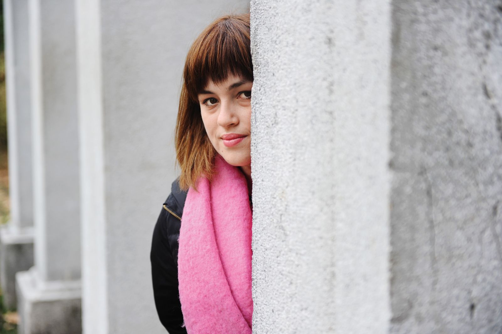 Nika Kovač se veseli svoje nove knjige Pisma tebi, skupaj s Klaro Širovnik in Andražem Rožmanom pa je sodelovala tudi pri Obrobnih zgodbah, ki dajejo glas spregledanim in odrinjenim družbenim skupinam