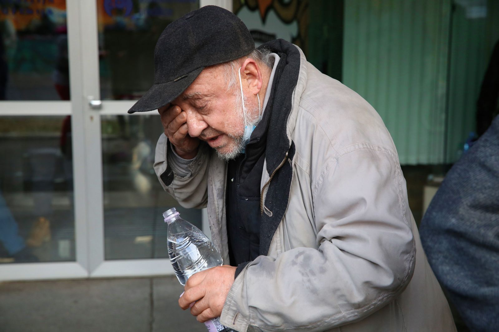 Solze za vse: žrtev policijskega posredovanja s solzivcem je bil tudi starejši občan.