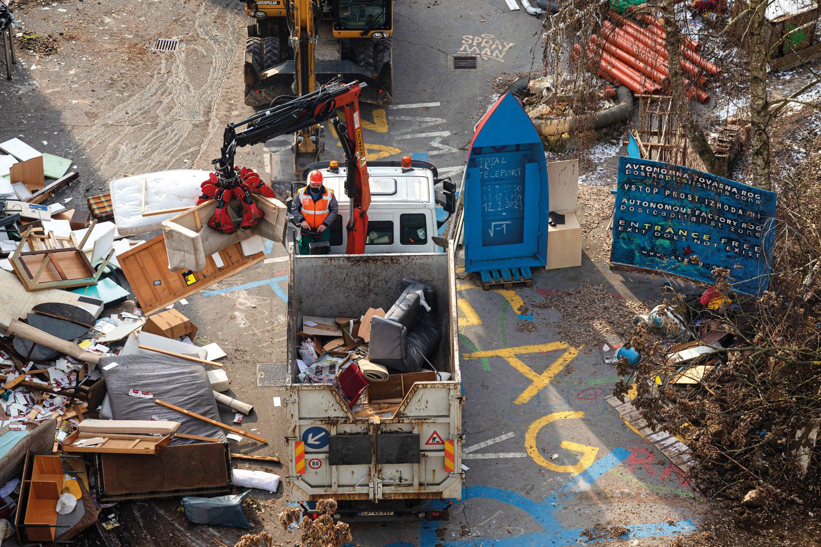 Po besedah mestne uprave so lastnino prebivalcev Roga skrbno odpeljali v skladišče Snage, kamor si jo gredo lahko oškodovanci iskat