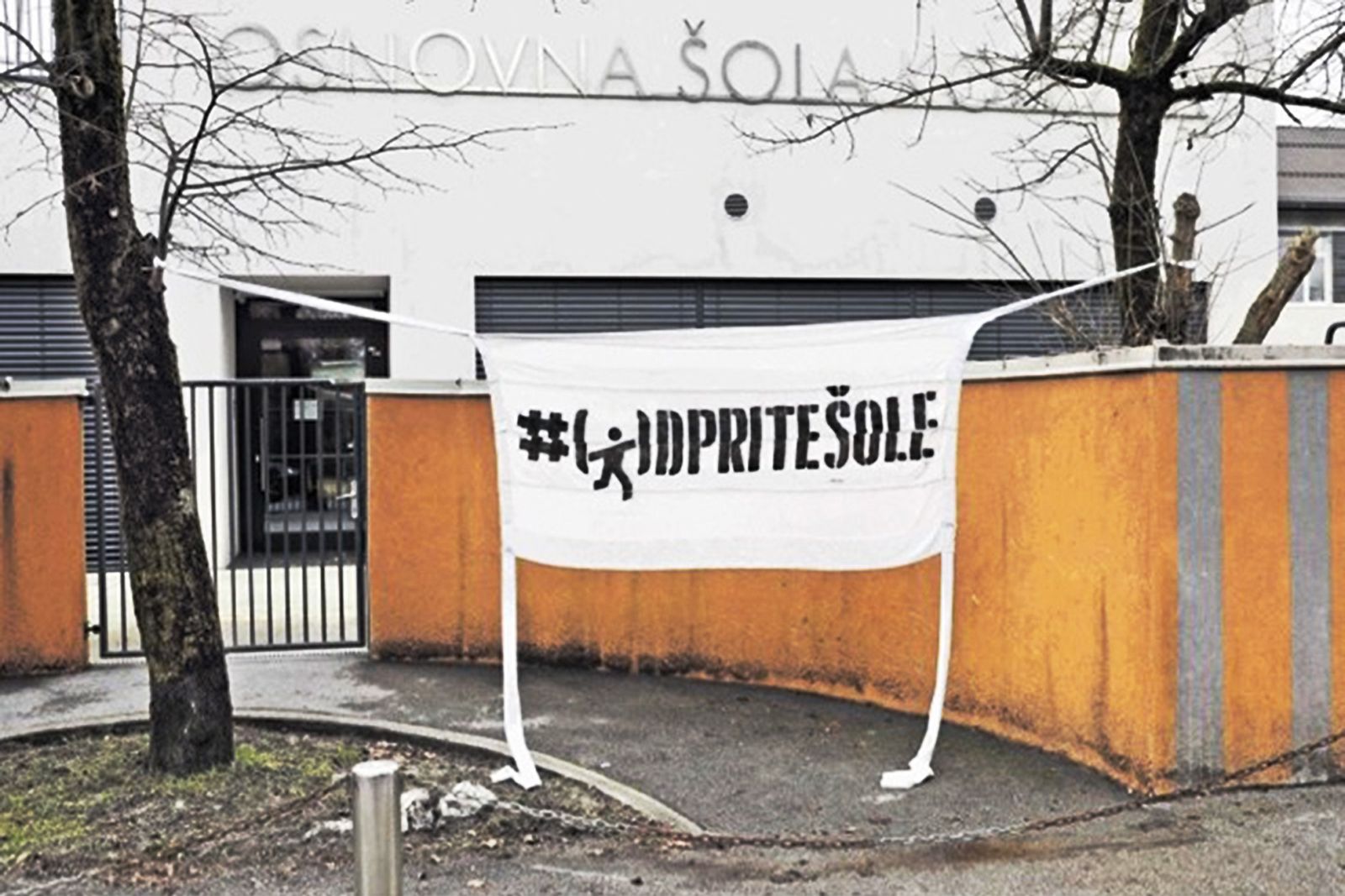 Transparent pred osnovno šolo Kolezija v Ljubljanii
